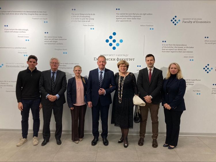 Lecture on the Cambridge Entrepreneurship ecosystem  Institute of Physics , University of Belgrade  Simon